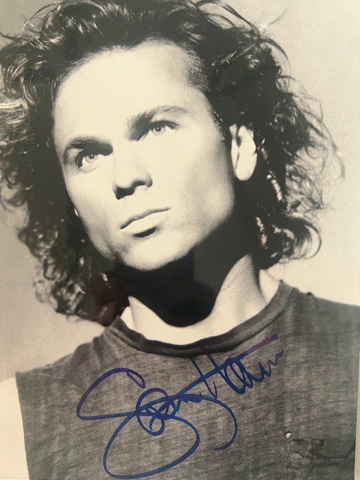 Lot 563: Star Search champion Sam Harris signed photo