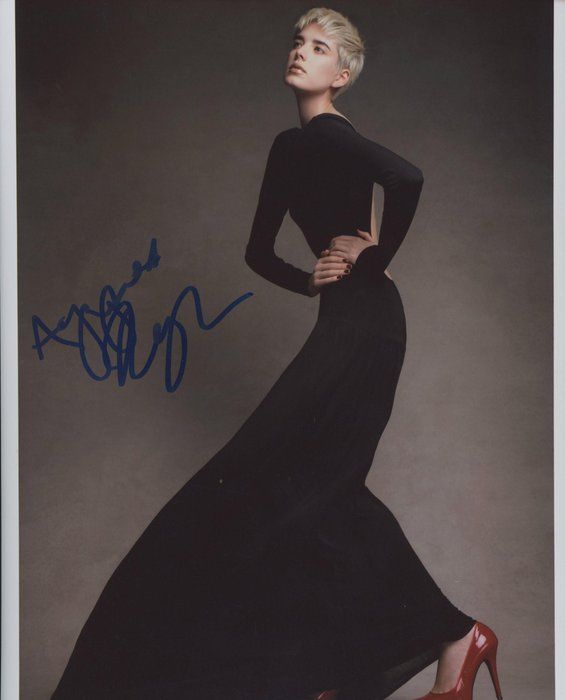 Lot 565: Fashion Model Agyness Deyn signed photo