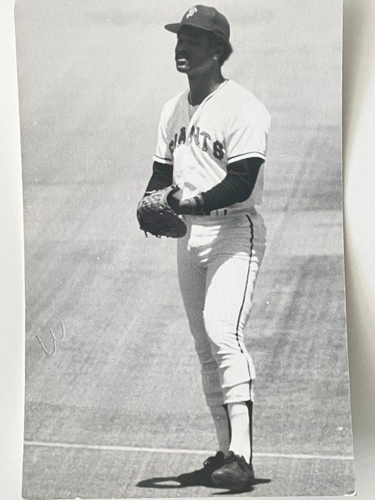 Lot 534: Willie Montanez signed photo