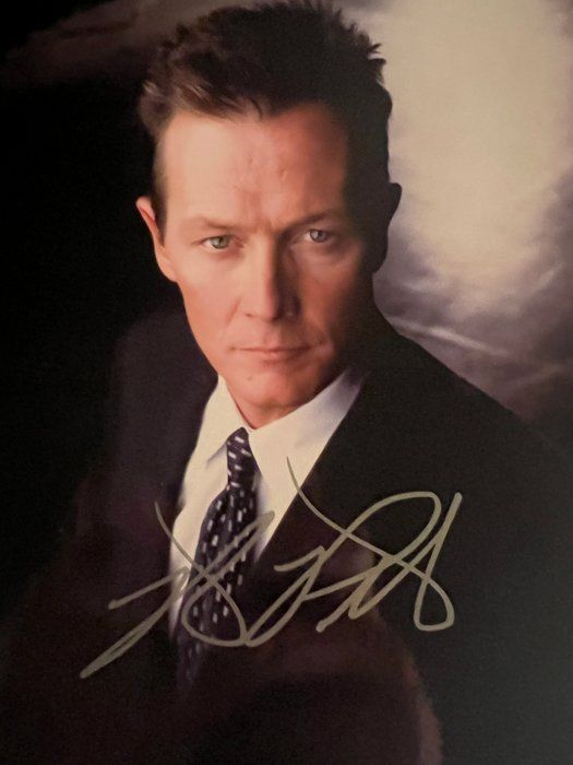Lot 366: Robert Patrick facsimile signed photo. 5x7 inches