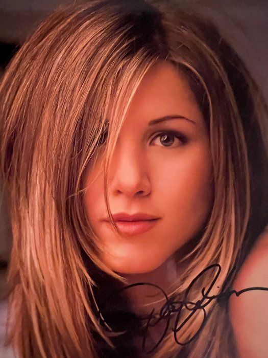 Lot 434: Jennifer Aniston facsimile signed photo. 5x7 inches
