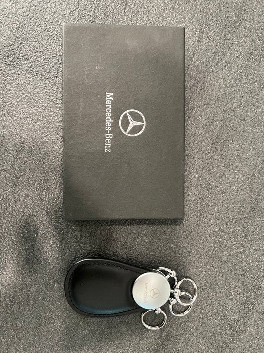 Lot 482: Mercedes-Benz Collection Keyring Tokyo with Gift Box