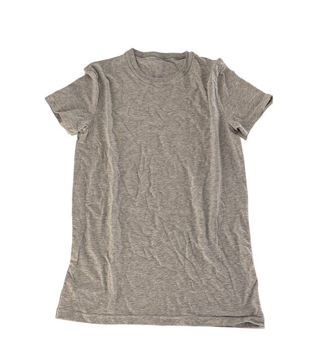 Lot 522: Mens Light Gray Dqsuared2 Fitted Under Shirt New. Mens Medium but looks like a Small