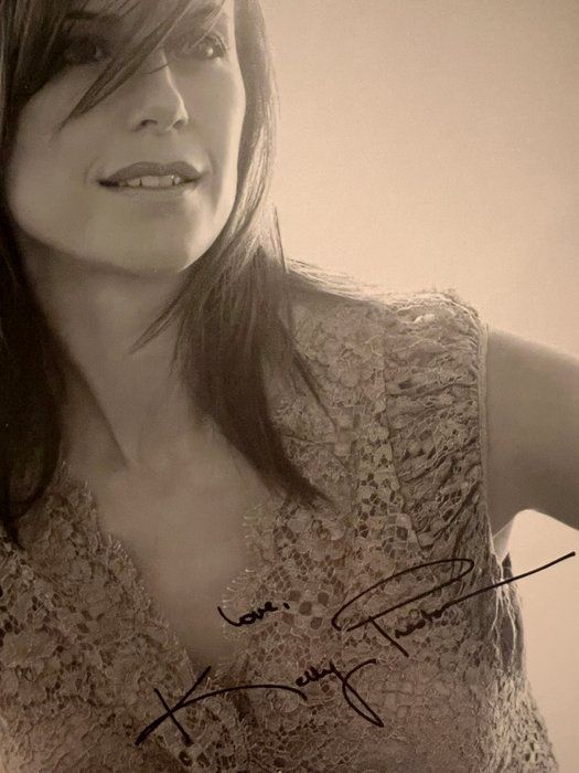 Lot 699: Kelly Preston facsimile signed photo. 5x7 inches