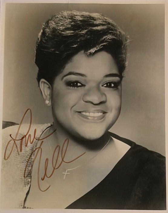 Lot 115: Ain't Misbehavin' Nell Carter signed photo