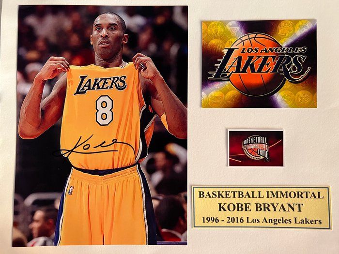 Lot 279: LA Lakers Kobe Bryant signed photo