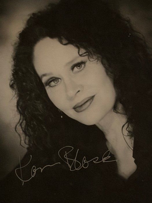 Lot 321: House of 1000 Corpses Karen Black signed photo