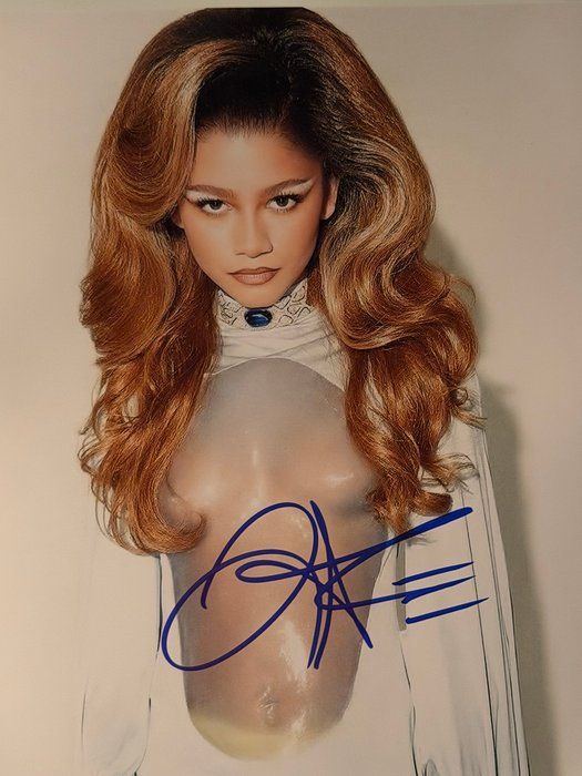 Lot 99: Zendaya signed photo