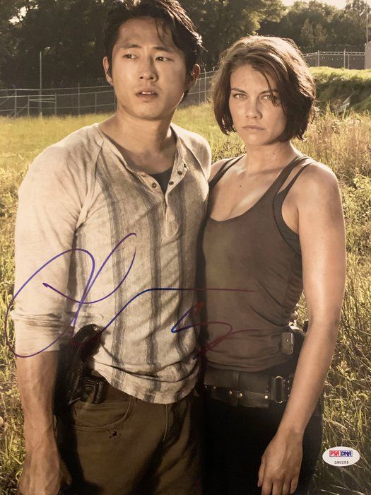 Lot 127: The Walking Dead Lauren Cohan signed photo