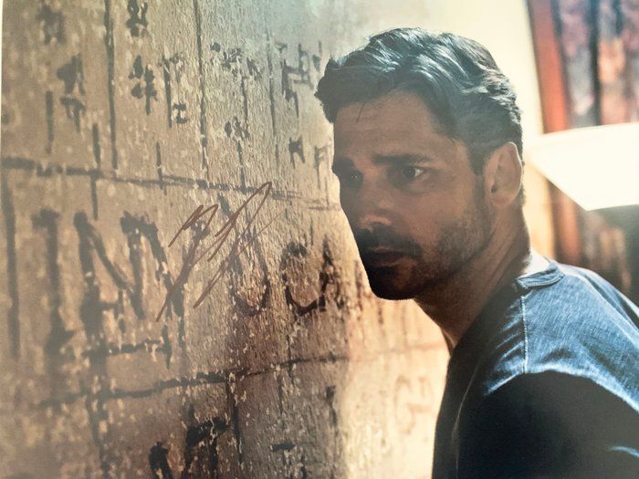 Lot 137: The Hulk Eric Bana signed movie photo