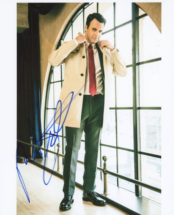 Lot 139: Veep signed photo