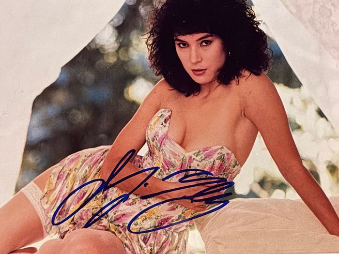 Lot 153: Bride of Chucky Jennifer Tilly signed photo