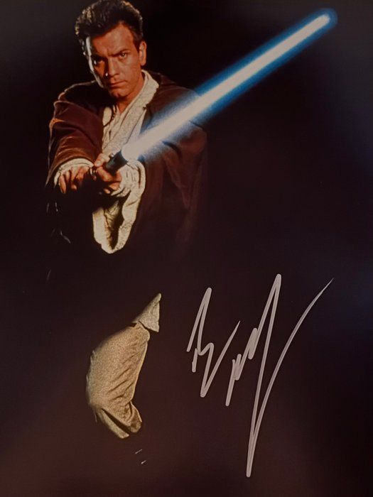 Lot 174: Star Wars Ewan McGregor signed movie photo. 8x10 inches