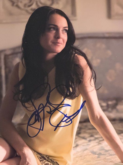 Lot 182: Mean Girls Lindsay Lohan signed photo