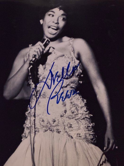 Lot 213: Singer Della Reese signed photo
