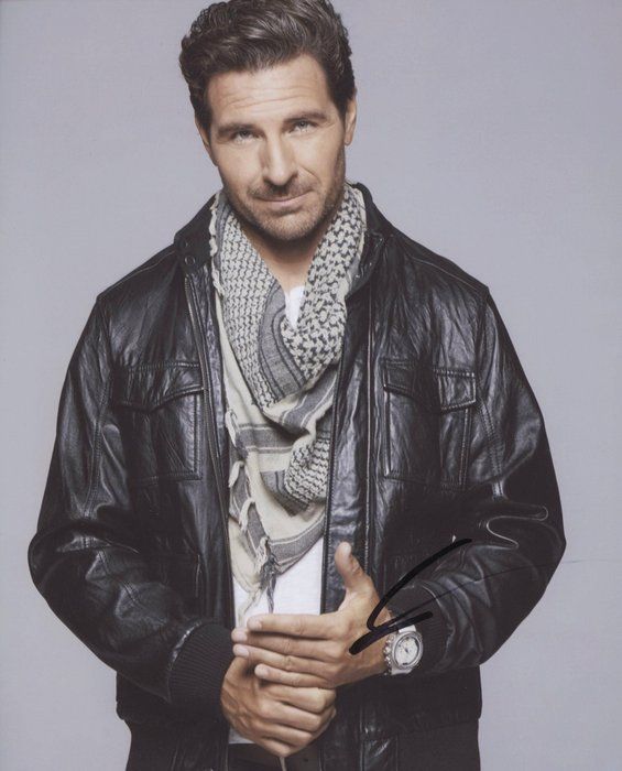 Lot 241: 2 Broke Girls Ed Quinn signed photo