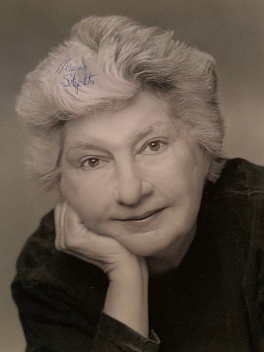 Lot 272: Reds Maureen Stapleton signed photo