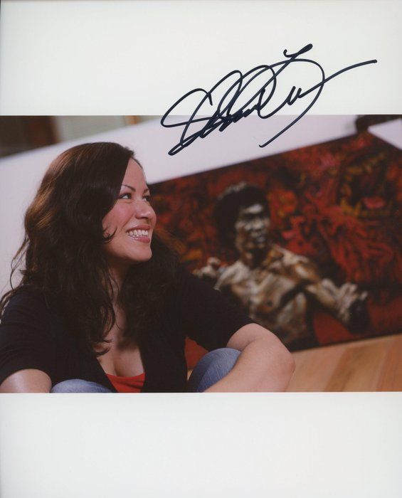 Lot 290: Bruce Lee Daughter Shannon Lee signed photo