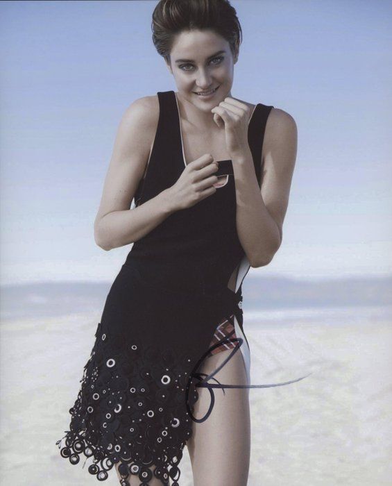 Lot 372: Divergent Shailene Woodley signed photo