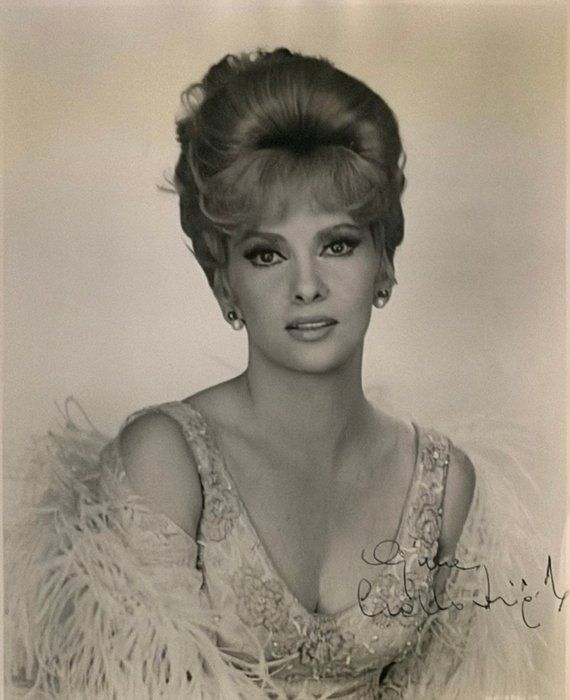 Lot 399: Italian actress Gina Lollobrigida signed photo