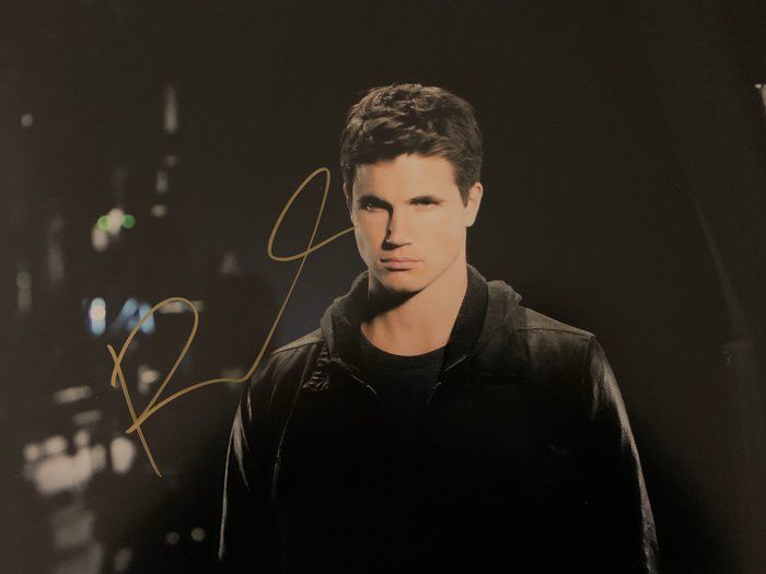 Lot 434: The Flash Rob Amell signed photo
