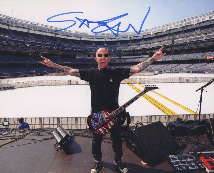 Lot 447: Anthrax  Scott Ian signed photo