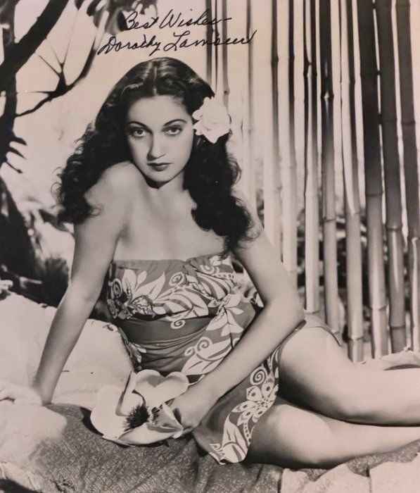 Lot 498: Sarong Queen Dorothy Lamour signed photo