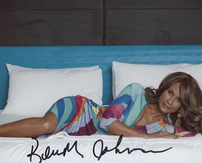 Lot 525: Beverly Johnson signed photo