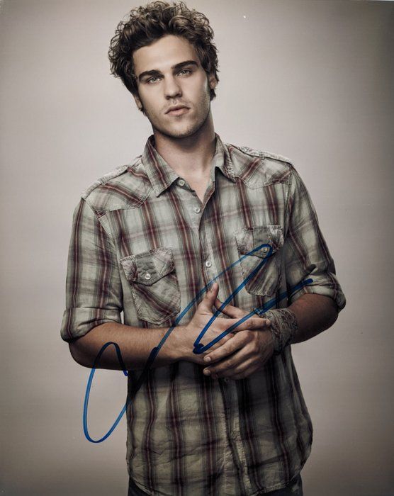 Lot 529: Station 19 Grey Damon signed photo