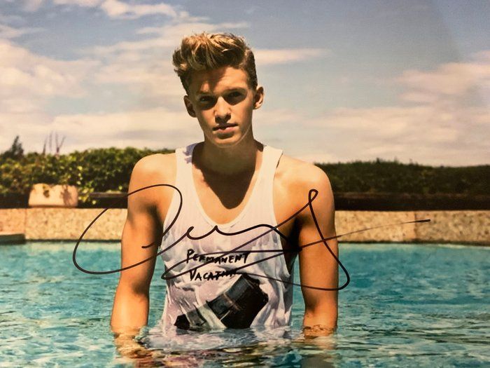Lot 585: Musician Cody Simpson signed photo