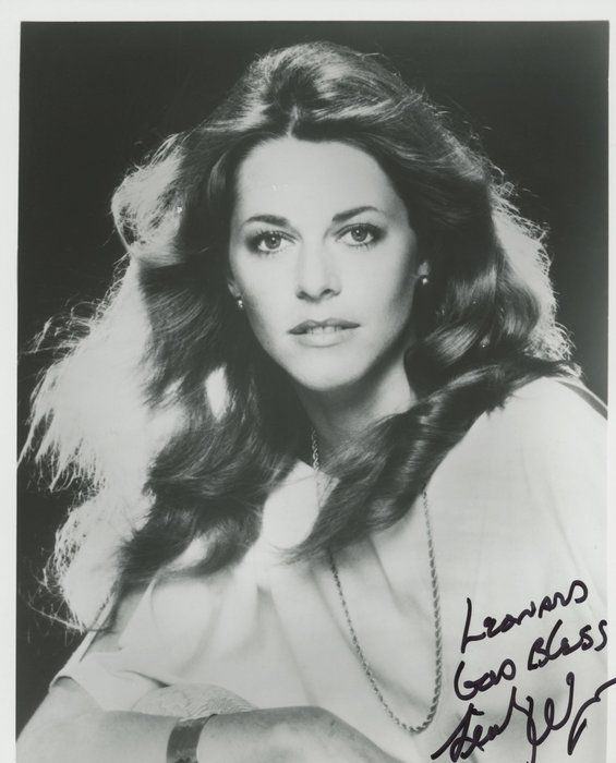 Lot 612: The Bionic Woman Lindsay Wagner signed photo