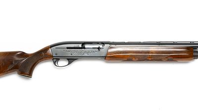 Remington Model 1100 12 Gauge Shotgun. A Remington Model 1100 semi automatic shotgun chambered 