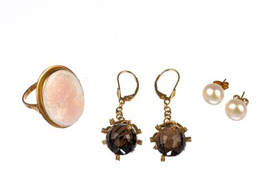 2 Prs. 14K Gold Earrings & 14K Gold Cameo Ring. Smoky quartz drop and pearl stud earrings. Angel 