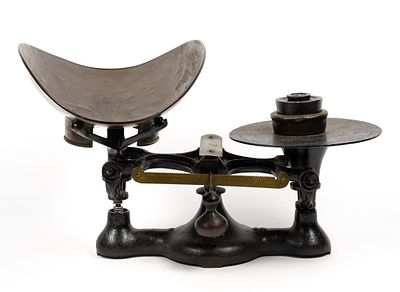 Vintage Penn Scale MFG incl Weights. Cast iron balance scale with lighter metal basket and 3 