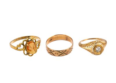 Three Rings incl Antique 10K. A size 3 pinky ring in 10k yellow gold filigree with a central 