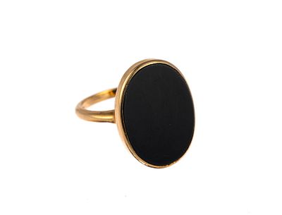 14K Gold and Onyx Ring. Size 7 ring in yellow gold with onyx gemstone. The weight of the ring is 