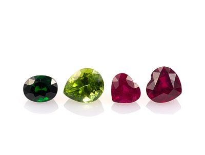 4 Unmounted Gemstones. Includes (1) Peridot, pear, 3.65 carats, VVS; (2) Tsavorite Green Garnet 