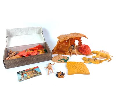 Vintage Aurora Snap-Together Prehistoric Scenes "Cave". 1/13 scale. No original box. Comes with 