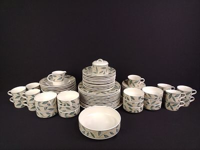 81 Pcs Mikasa Intaglio 'Nature's Song' Dinner Service. Dinner plate 10-1/2" diameter.