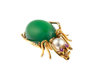 14K Gold and Gemstone Insect Brooch. A 1 1/4" length vintage spider or beetle form brooch with 