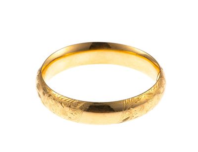 14K Gold Antique Bangle Bracelet. A yellow gold hinged bangle with floral engraving work. The 