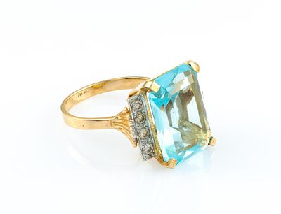 14K Gold 18 Ct Aquamarine and Diamond Ring. A size 8.5 yellow gold cocktail ring with 