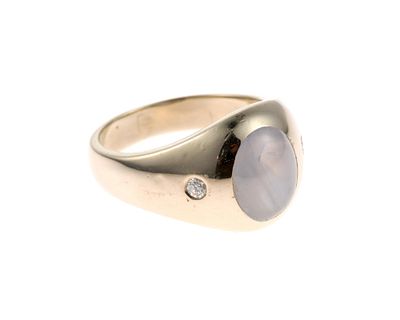 14K Gold Star Sapphire Diamond Ring. A size 10 white gold ring marked 14k with a star sapphire 