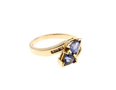 14K Gold Tanzanite Ring. A size 5.75 ring in yellow gold marked 14k with two trillion cut 
