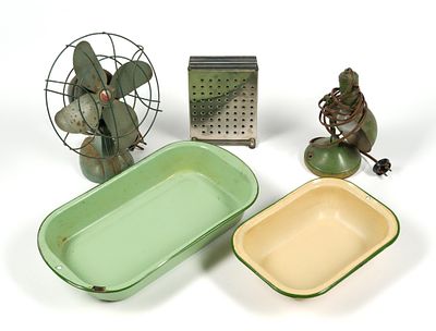 Vintage Home Goods. Includes vintage toaster, 2 metal baking trays, Sterling brand desk fan and 
