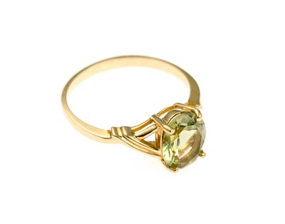 10K Gold and Green Quartz Ring. A size 9 yellow gold ring with faceted oval green quartz 