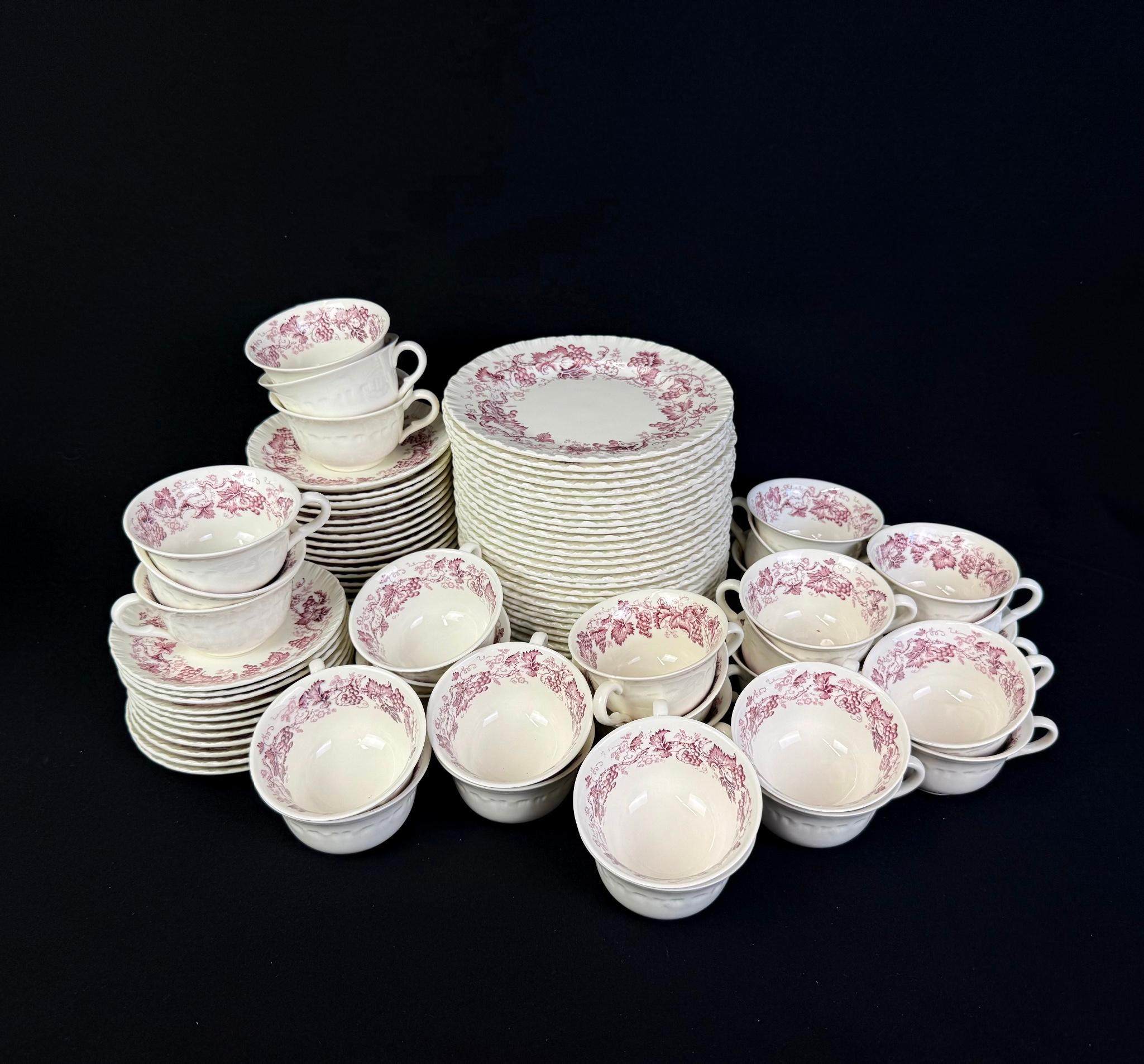 89 Pc Wedgwood 'Old Vine' Dinner Service