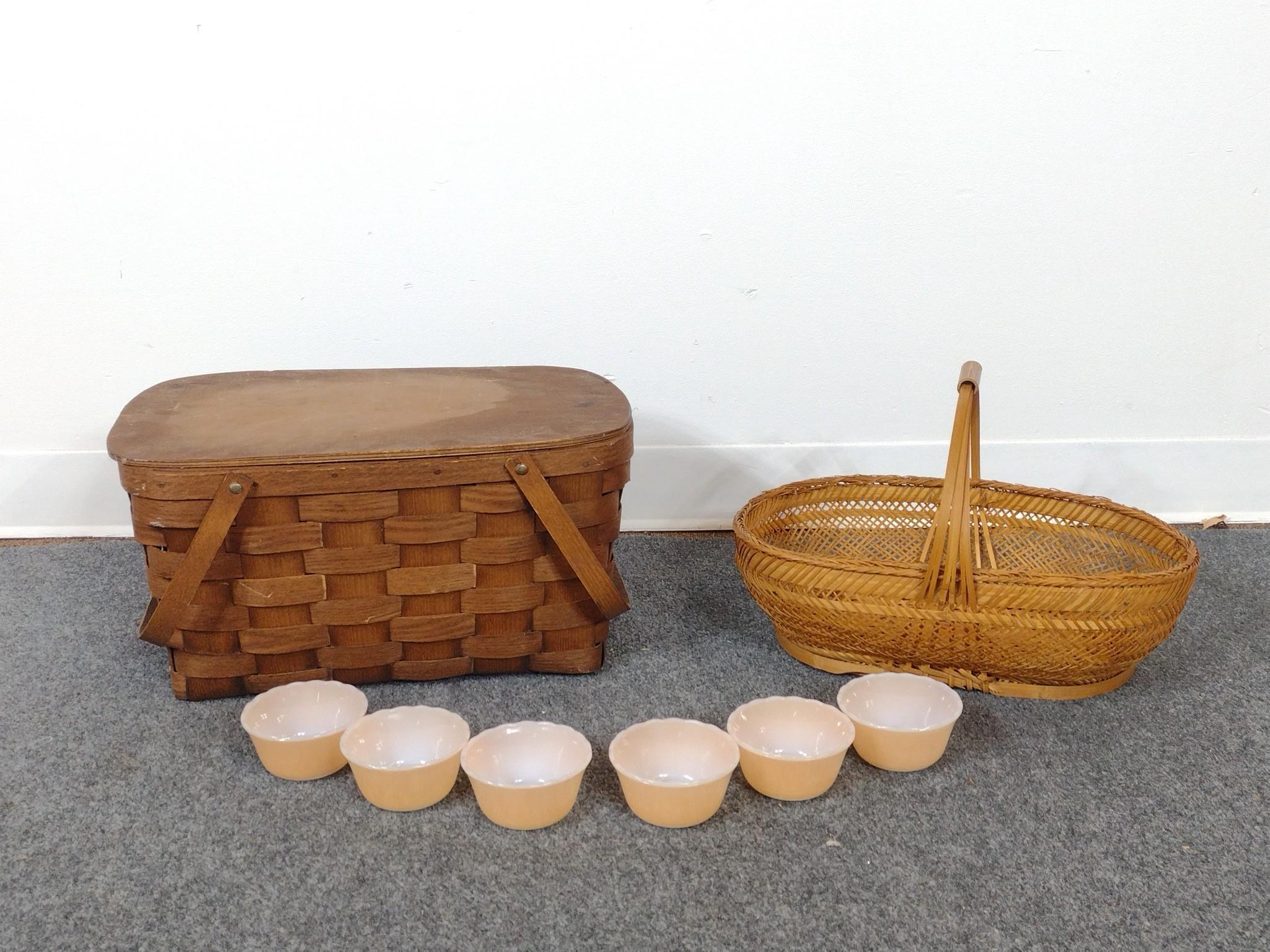 2 Baskets & 6 Pyrex Bowls