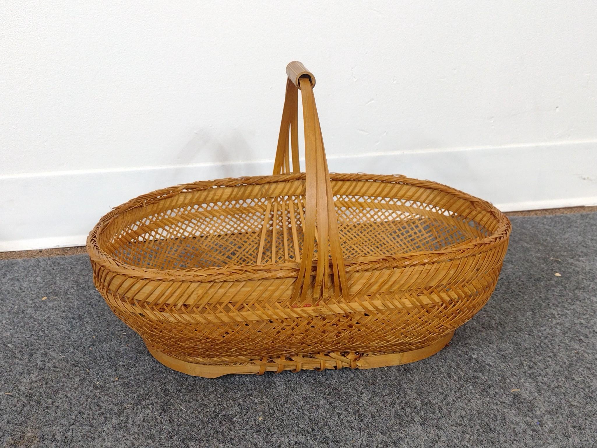 2 Baskets & 6 Pyrex Bowls