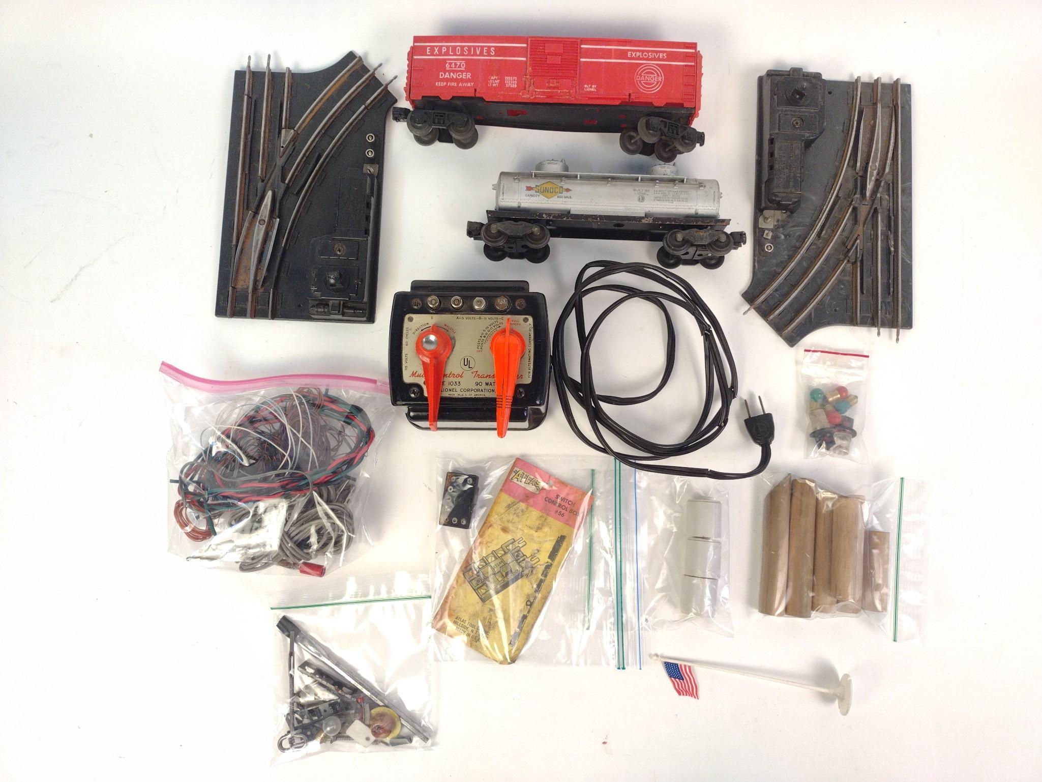 2 Lionel Train Cars & Train Accessories